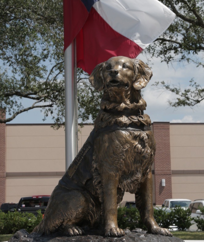 Bretagne: Golden Retriever onorato con una statua